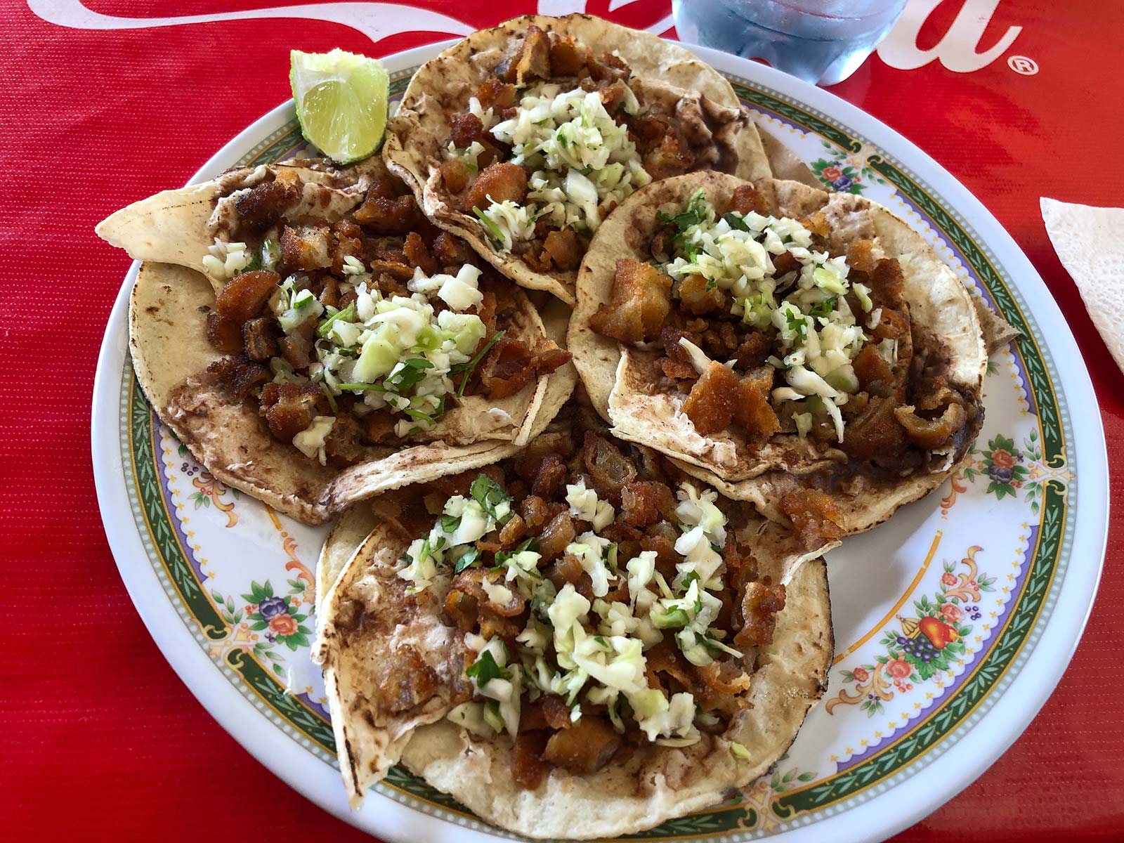 Tacos mit Schweinebauch und scharfen Zwiebeln